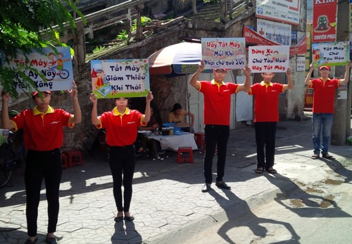 Các tình nguyện viên tuyên truyền về văn hóa giao thông tại các ngã tư đường phố